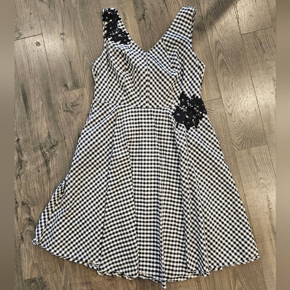 sz14W Black White Gingham Dress Floral Lace Applique Accents Tie Back Retro